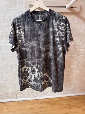 Lululemon size 4 women tshirt